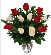 Vazo içerisinde 6 kırmızı 6 beyaz gül  Samsun çiçek online çiçek siparişi 
